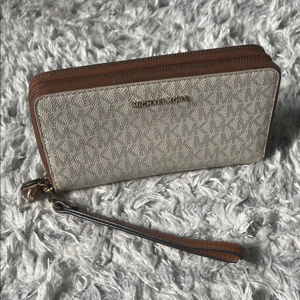 MICHAEL KORS JET SET TRAVEL DOUBLE ZIP PHONE WALLET WRISTLET